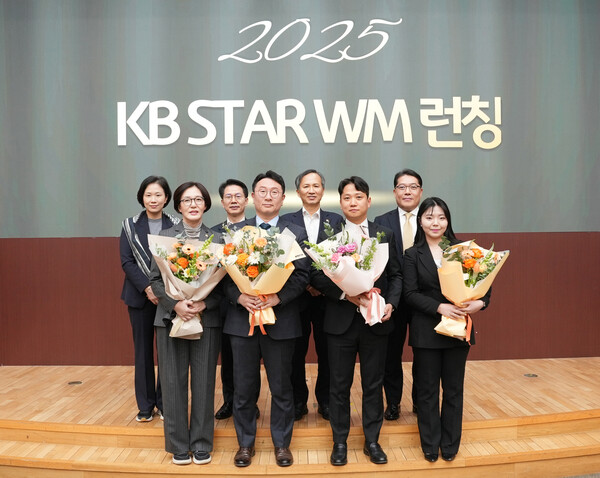 정문철(뒷줄 왼쪽 세 번째) KB 라이프 대표이사 사장이 지난 5일 KB라이프타워에서 열린 ‘KB STAR WM’ 출범 기념식 행사에 참석해 2025년 새롭게 선정된 KB STAR WM과 함께 기념사진을 촬영하고 있다. (사진제공=KB라이프)