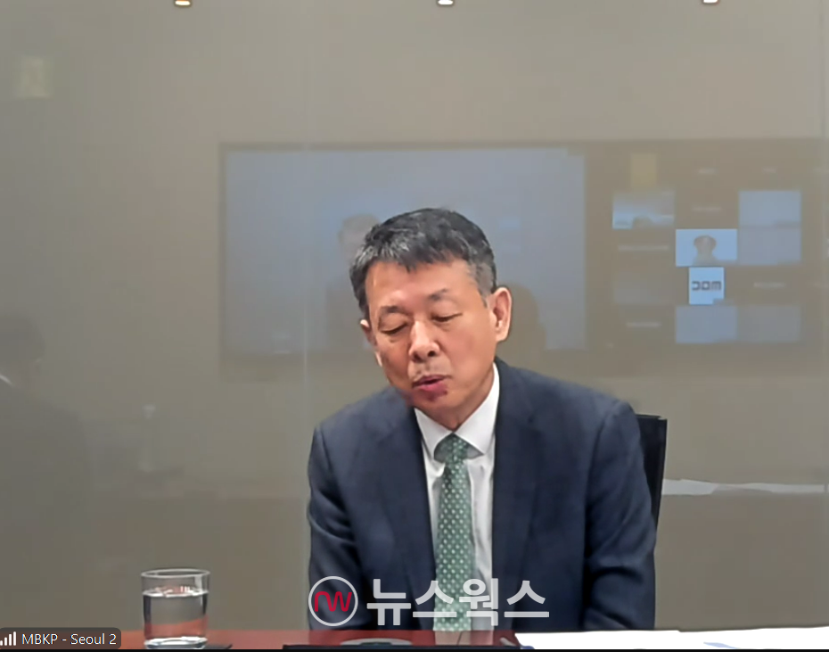 김광일 MBK파트너스 부회장이 지난달 24일 오전 온라인 기자간담회에서 향후 대응 계획을 설명하고 있다. (출처= MBK파트너스 온라인 기자간담회)