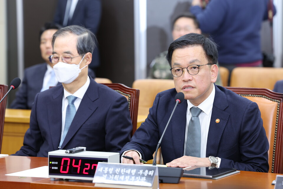 최상목(오른쪽) 대통령 권한대행 부총리 겸 기획재정부 장관이 6일 국회에서 열린 '윤석열 정부의 비상계엄 선포를 통한 내란 혐의 진상규명 국정조사특별위원회 제3차 청문회'에서 답변하고 있다. (사진=뉴스1)