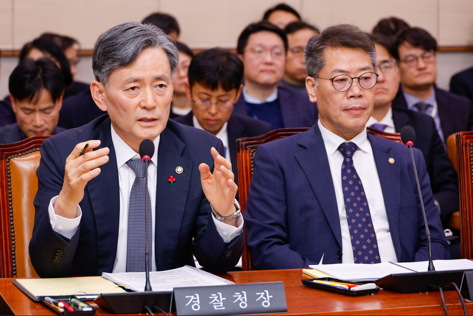 조지호(왼쪽) 경찰청장이 지난해 12월 9일 국회에서 열린 법제사법위원회 제418회 국회(정기회) 제20차 전체회의에 출석해 비상계엄 사태 관련 질의에 답하고 있다. 오른쪽은 김용빈 중앙선거관리위원회 사무총장. (사진=뉴스1)