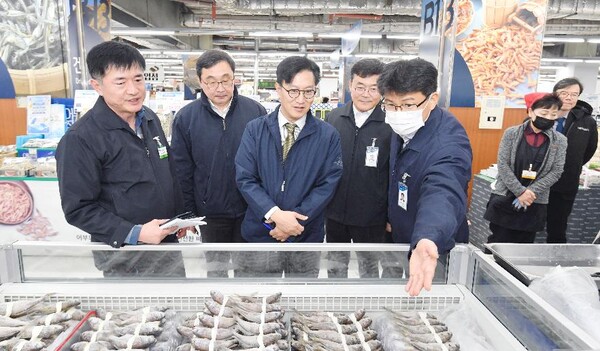 김범석(가운데) 기획재정부 차관이 지난 1월 16일 오후 서울 도봉구 농협하나로마트를 방문해 설 성수품 가격동향을 살펴보고 있다. (사진제공=기획재정부)