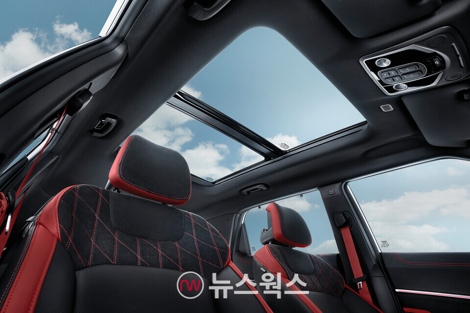 KGM 액티언 '파노라마 선루프' 실내. (사진제공=KGM)