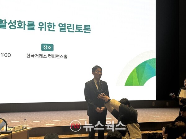 이복현 금융감독원장이 6일 오전 한국거래소에서 열린 '한국증시 활성화를 위한 열린토론회' 직후 기자들의 질의에 응답하고 있다. (사진=진은영기자)