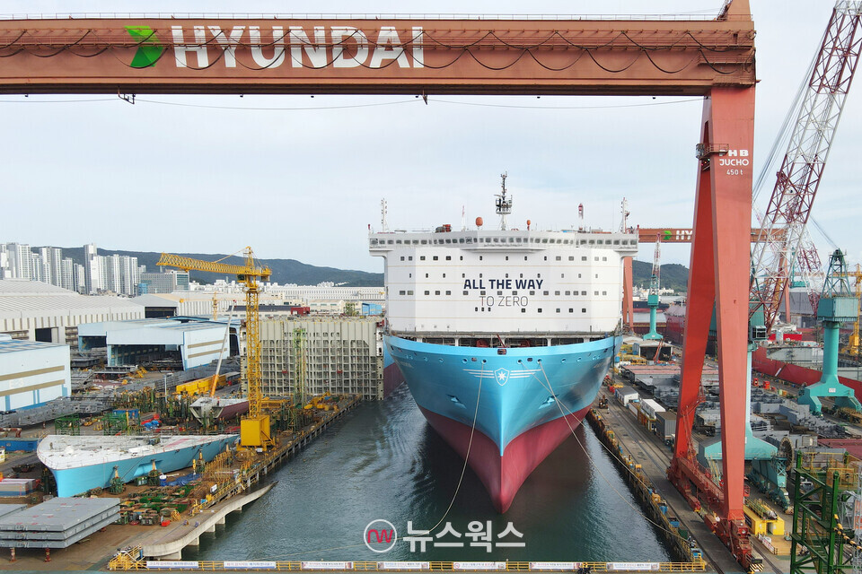 HD현대중공업이 건조한 세계 최초 메탄올 추진 초대형 컨테이너선 ’아네 머스크호‘. (사진제공=HD현대)
