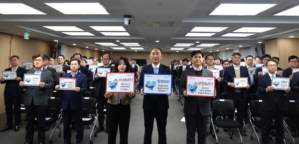 NH농협생명 대표 박병희(가운데)는 2월 5일 농협생명 본사에서 임직원 약 100명이 참석한 가운데 윤리경영 실천 의지를 다지기 위한 결의대회를 개최했다(사진제공=NH농협생명)