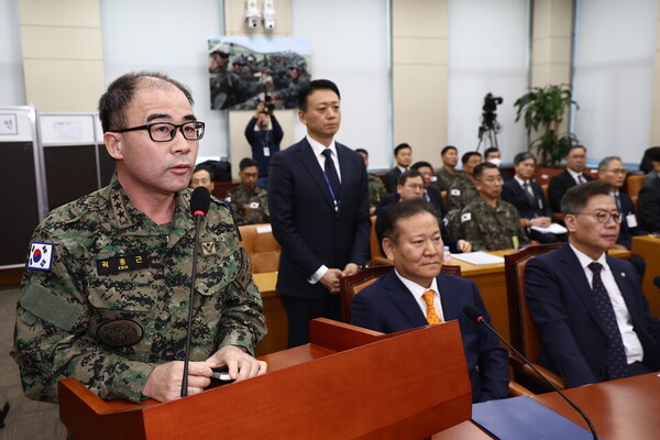 곽종근(왼쪽) 전 특수전사령관이 지난 4일 국회에서 열린 '윤석열 정부의 비상계엄 선포를 통한 내란 혐의 진상규명 국정조사 2차 청문회'에서 질의에 답변하고 있다. (사진=뉴스1)