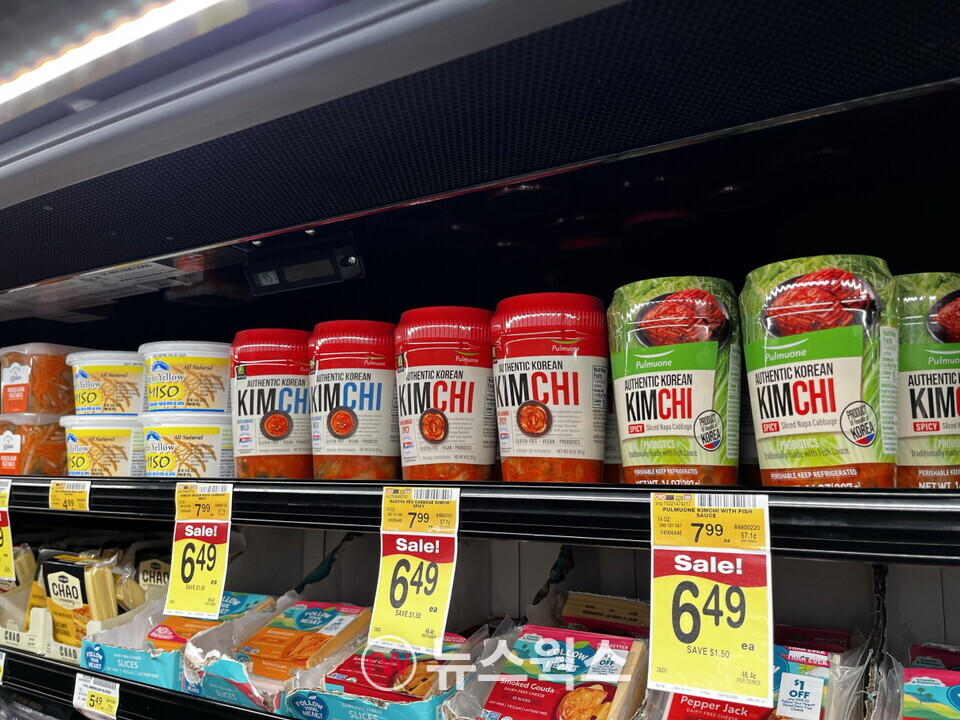 풀무원 '나소야김치' 제품이 미국 캘리포니아주 플러턴 알버슨 매장에 진열되어 있다. (사진제공=풀무원)