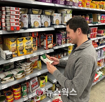 미국 월마트에서 고객이 '비비고 코리안 바비큐 볶음밥'을 살펴보고 있다. (사진제공=CJ제일제당)