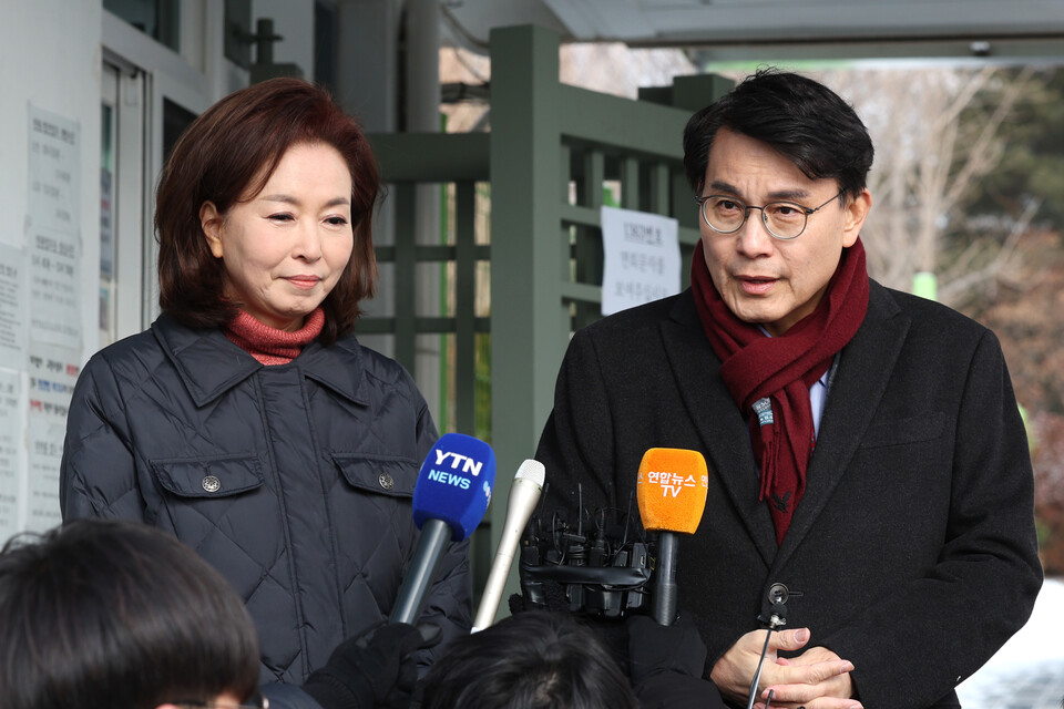 윤상현(오른쪽)·김민전 국민의힘 의원이 7일 경기 의왕시 서울구치소에 수감 중인 윤석열 대통령을 접견한 뒤, 취재진의 질의에 답변하고 있다. (사진=뉴스1)