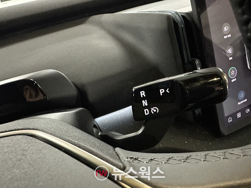 볼보 'EX30'에 적용된 컬럼식 기어'. (사진=정현준 기자)