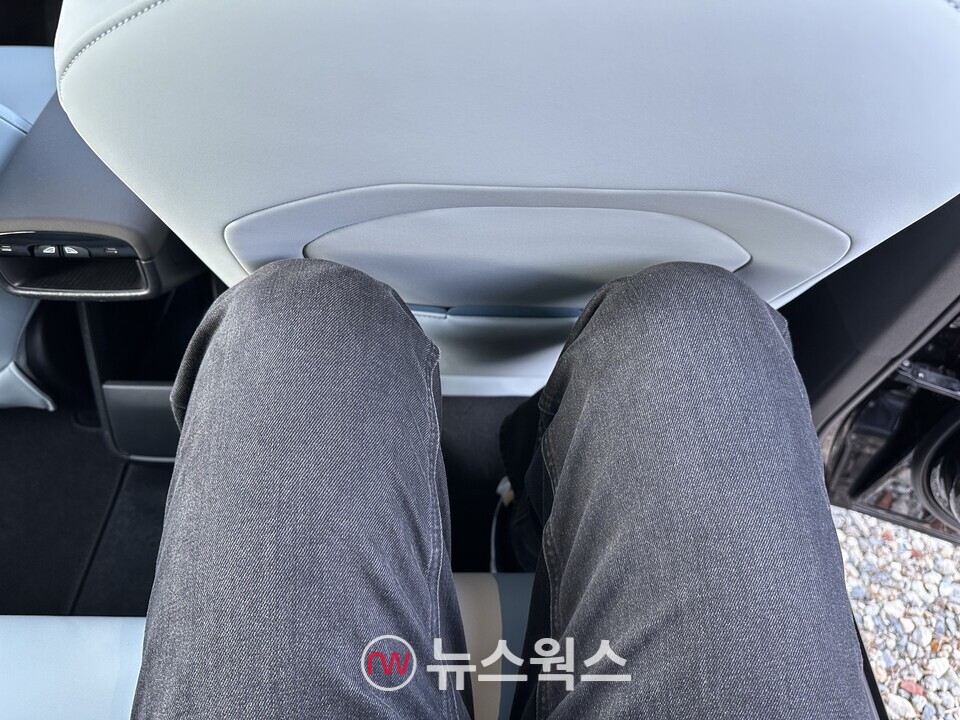 볼보 'EX30''의 2열에 앉아보니 180cm 성인이 앉으면 무릎이 앞 좌석에 닿을 정도였다. (사진=정현준 기자)