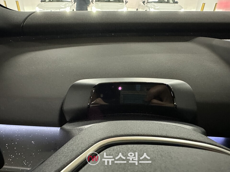 스티어링 휠 중앙에 운전자 시선 감지 센서가 전방 주시 상태를 실시간으로 체크한다. (사진=정현준 기자)