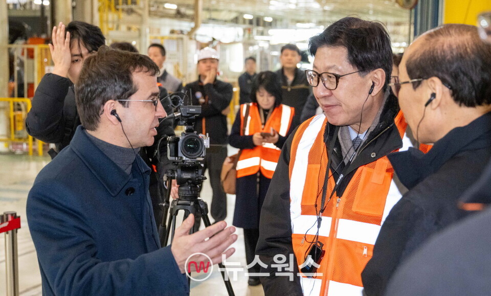 스테판 드블레즈 르노코리아 사장(왼쪽)이 7일 르노코리아 부산공장에 방문한 박형준 부산시장과 대화를 나누고 있다. (사진제공=르노코리아)