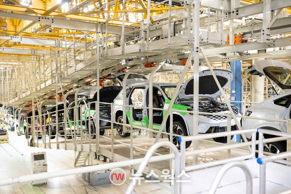 부산공장에 새롭게 설치한 차량 이동 장치 '섀시 행거'. (사진제공=르노코리아)