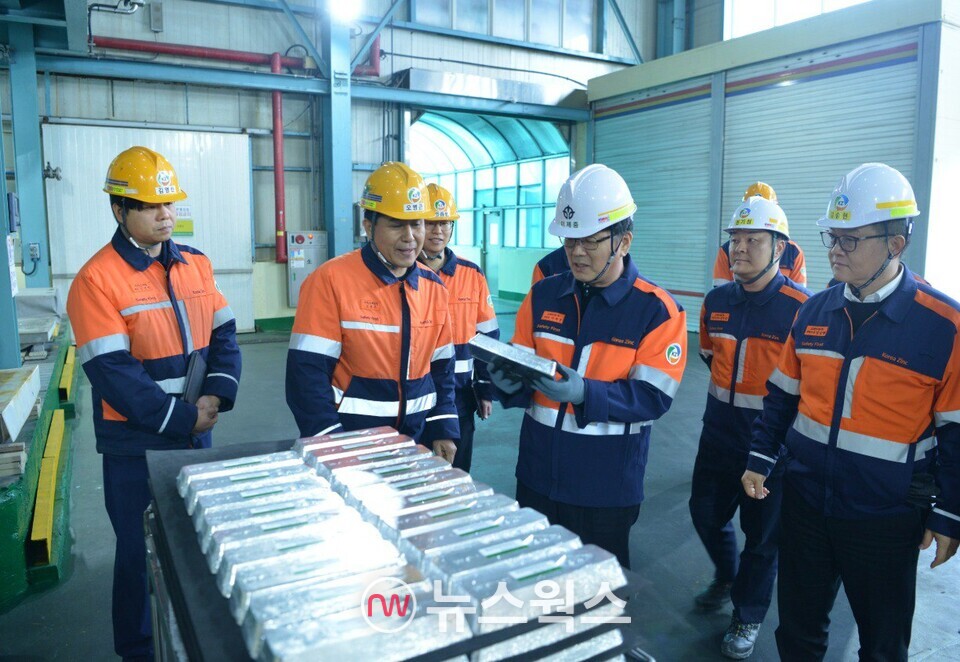 이제중 고려아연 부회장이 온산제련소 내 인듐 공장을 찾아 생산된 제품을 확인하고 있다. (사진제공=고려아연)