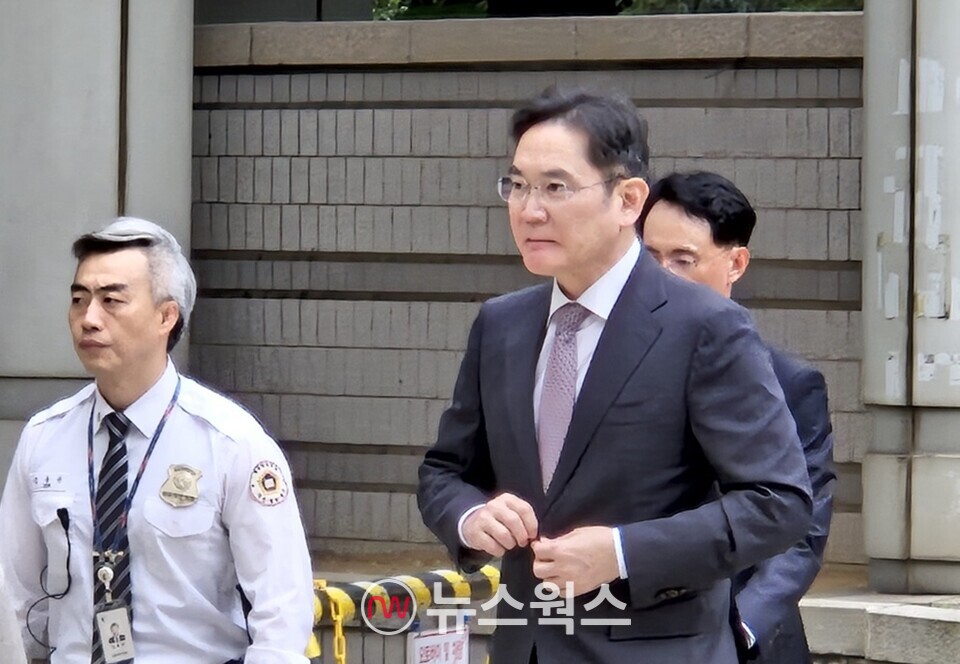 이재용 삼성전자 회장이 14일 오후 서울 서초구 서울중앙지방법원에서 열린 삼성 부당합병 혐의 관련 2심 속행 공판에 출석하고 있다. (사진=채윤정 기자)