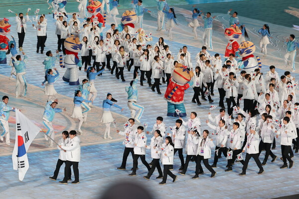 7일(현지시간) 중국 헤이룽장성 하얼빈 국제 컨벤션 전시 스포츠센터에서 열린 제9회 하얼빈 동계아시안게임 개막식에서 대한민국 기수로 나선 이총민(아이스하키), 김은지(컬링)을 비롯한 선수단이 입장하고 있다. (사진=뉴스1)