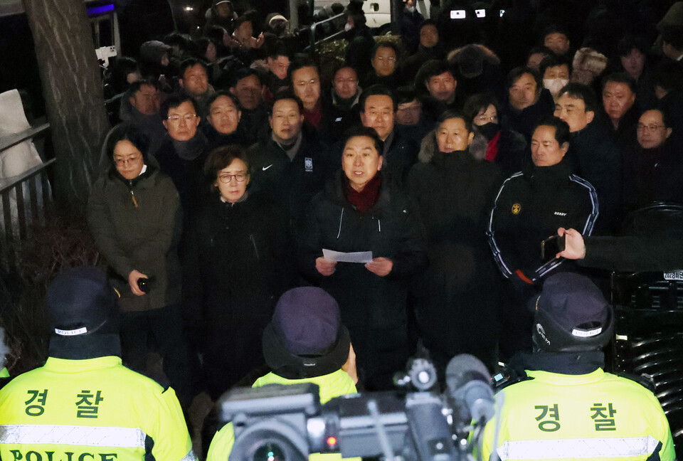 고위공직자범죄수사처(공수처)가 윤석열 대통령 2차 체포영장 집행에 나선 지난 15일 오전 서울 용산구 한남동 대통령 관저 앞에 김기현 의원(가운데)을 비롯한 국민의힘 의원들이 입장을 밝히고 있다. (사진=뉴스1)