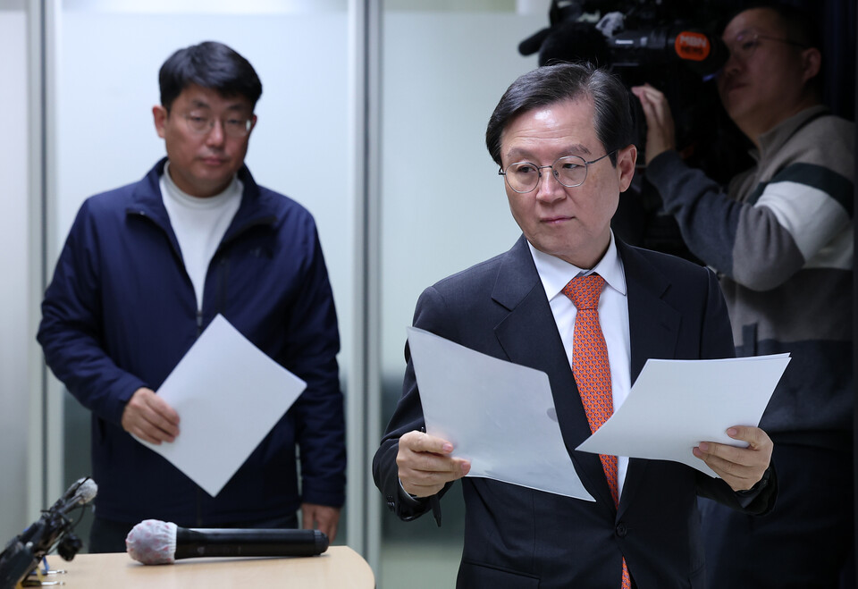 윤석열 대통령 측 윤갑근 변호사가 지난달 25일 서울 서초구 스페이스쉐어 강남역센터에서 열린 검찰의 구속영장 연장 재신청 관련 입장 발표 기자회견에 참석하고 있다. (사진=뉴스1)