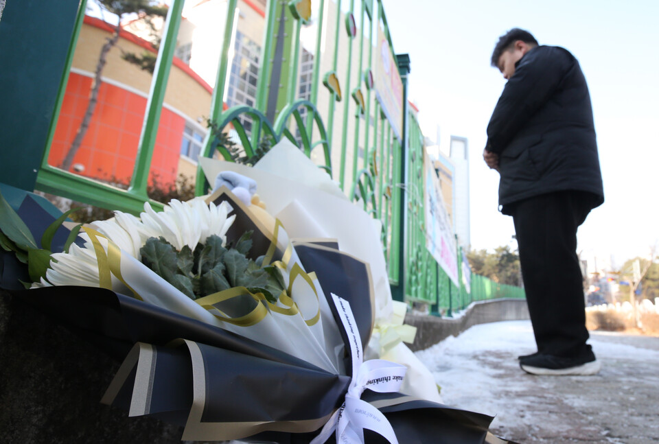 지난 10일 대전 서구 한 초등학교에서 교사가 휘두른 흉기에 찔려 사망한 여학생을 시민들이 추모하고 있다. (사진=뉴스1)