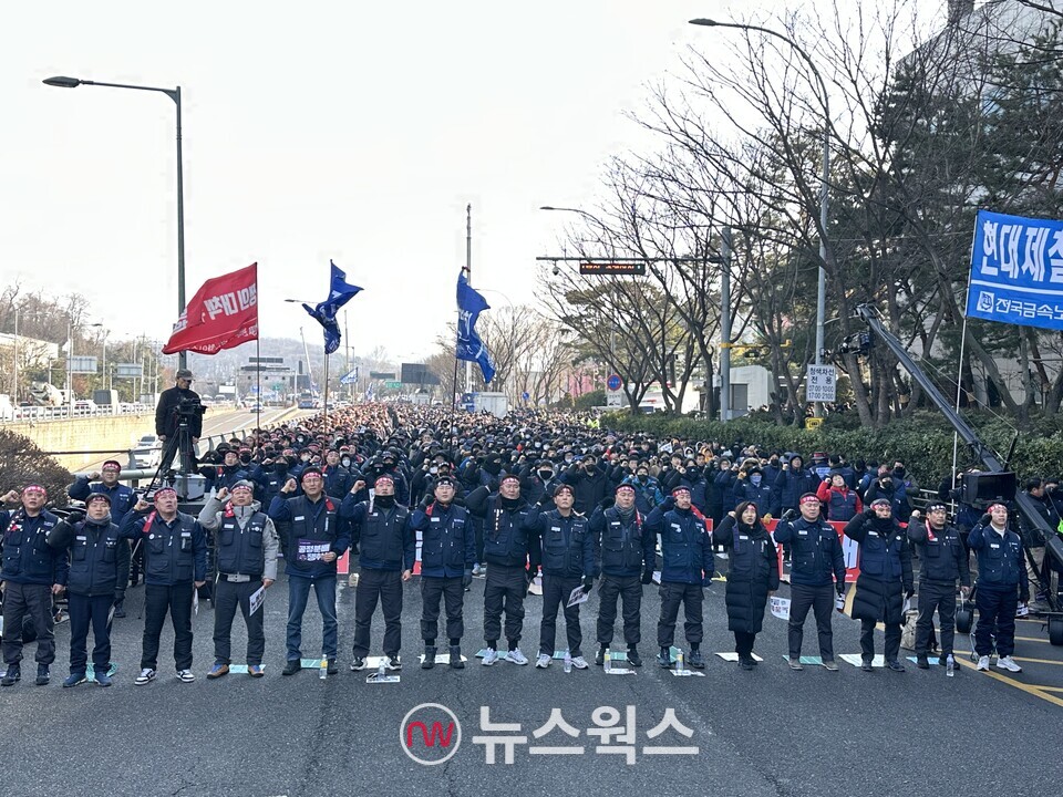 11일 오후 서울 서초구 양재동 현대자동차그룹 본사 앞에서 열린 '전국금속노동조합 결의대회'에서 박상만 금속노조 부위원장 및 조합원들이 구호를 외치고 있다. (사진=정현준 기자)