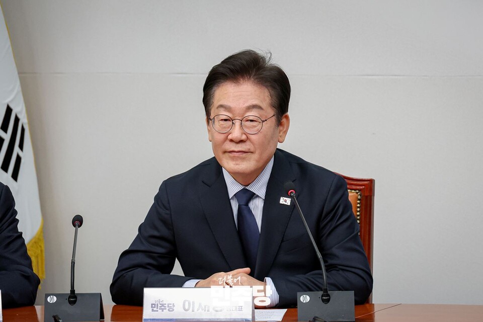 이재명 민주당 대표가 지난 10일 국회에서 김정욱 신임 대한변호사협회장을 만난 자리에서 기념촬영을 하고 있다. (사진제공=민주당)