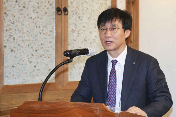 김철주 생명보험협회 회장이 12일 열린 '2025년 생명보험협회 기자간담회'에서 개회사를 발표하고 있다. (사진제공=생명보험협회)