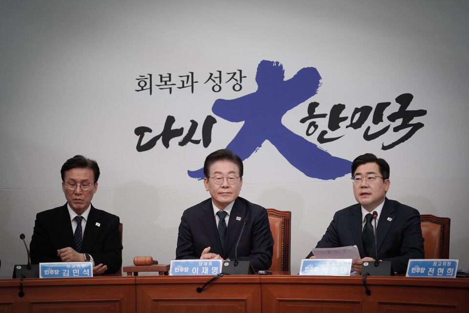 박찬대(오른쪽) 민주당 원내대표가 12일 국회에서 열린 '최고위원회의'에서 발언하고 있다. (사진제공=민주당)