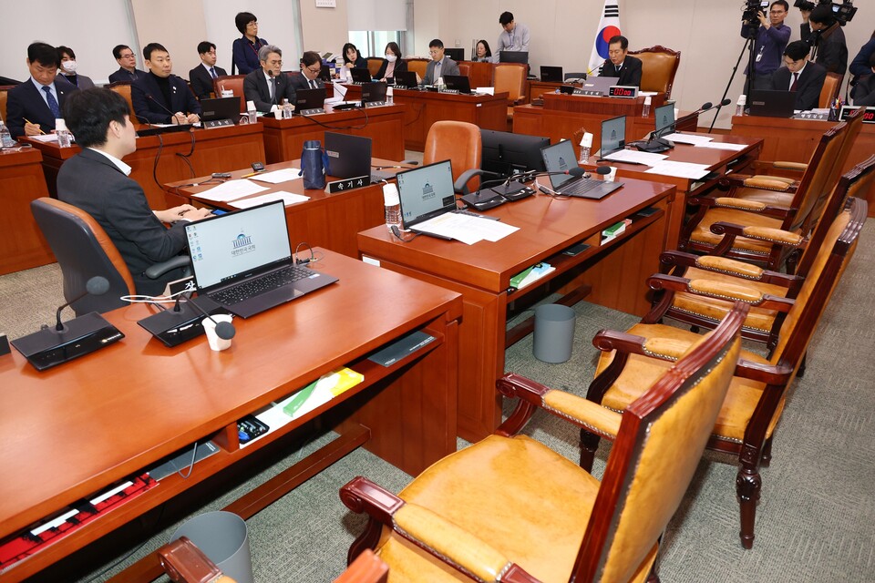 국민의힘 의원들이 12일 오전 서울 여의도 국회에서 열린 법제사법위원회 전체회의에서 '명태균 특검법' 상정에 항의하며 회의장을 퇴장해 자리가 비어있다. (사진=뉴스1)