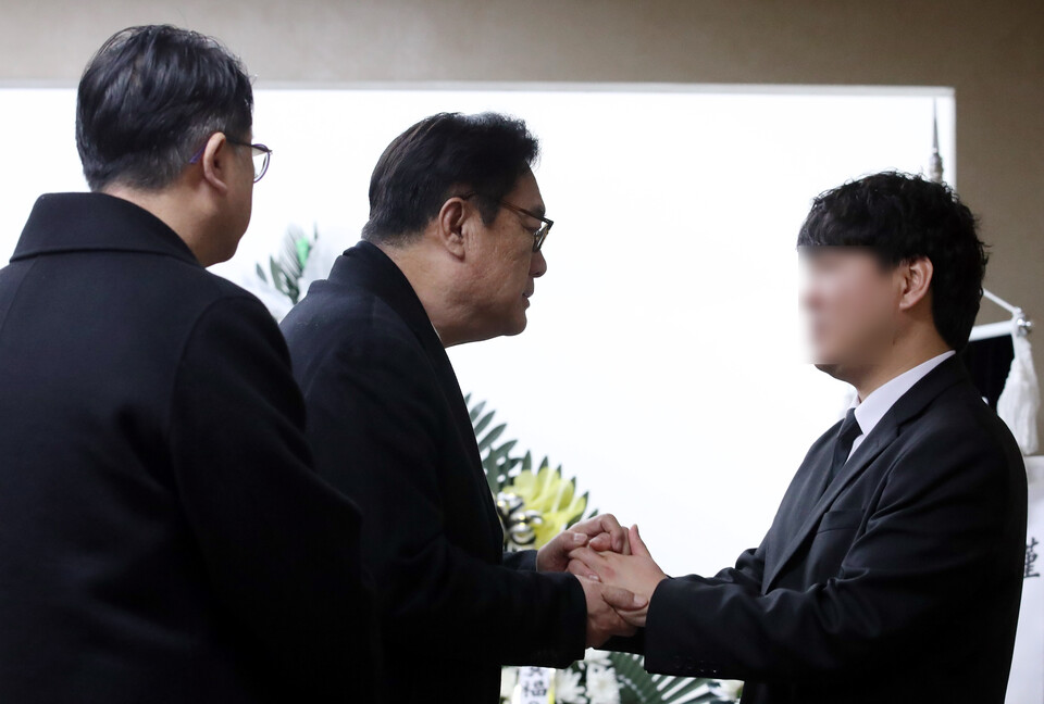 정진석 대통령실 비서실장이 12일 대전 서구 건양대병원 장례식장에서 교사에게 피살된 김하늘양을 추모한 뒤 유족을 위로하고 있다. (사진=뉴스1)