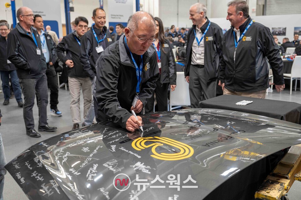 정의선 현대자동차그룹 회장이 지난 10일(현지시간) 미국 캘리포니아 캘리포니아시티 모하비주행시험장에서 열린 설립 20주년 행사에서 참석자들과 함께 기념 사인을 하고 있다. (사진제공=현대차그룹)