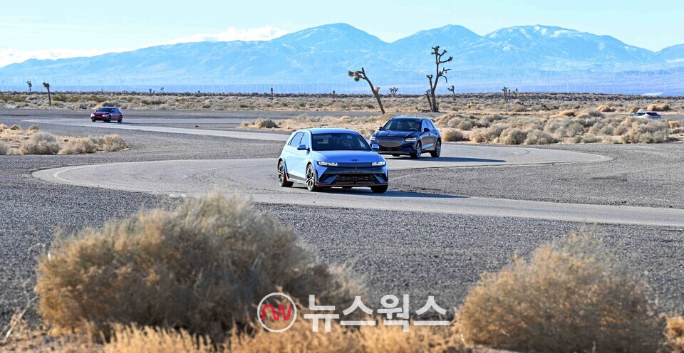 현대차그룹의 차량이 모하비주행시험장에서 주행시험을 하고 있다. (사진제공=현대차그룹)