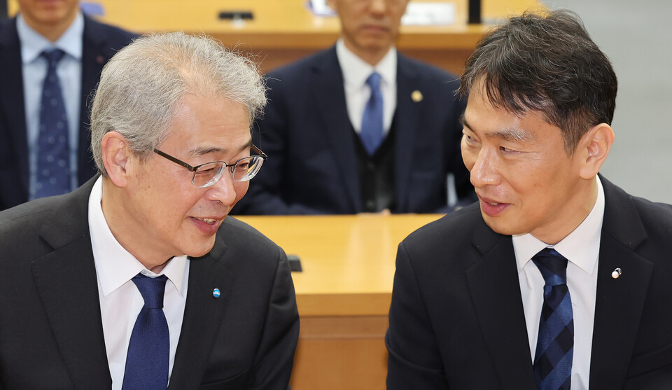 임종룡(사진 왼쪽) 우리금융지주 회장이 13일 한국금융연수원에서 열린 '사외이사 역량 강화' 업무협약식에서 그동안 불편한 관계였던 이복현 금융감독원장을 만나 인사하고 있다.(사진=뉴스1)