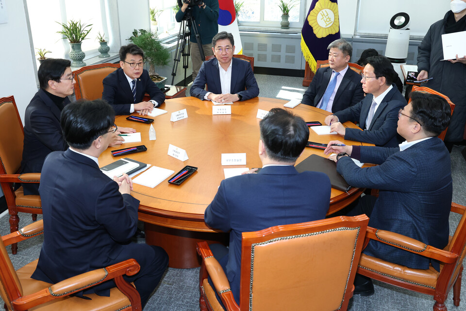지난 1월 9일 국회에서 열린 '국회·정부 국정협의체' 실무협의에서 더불어민주당 이해식 당대표 비서실장, 진성준 정책위의장, 조오섭 국회의장 비서실장, 곽현 국회의장 정무수석, 국민의힘 김상훈 정책위의장, 강명구 비상대책위원장 비서실장, 방기선 국무조정실장, 김범석 기획재정부1차관이 자리하고 있다. (사진=뉴스1)