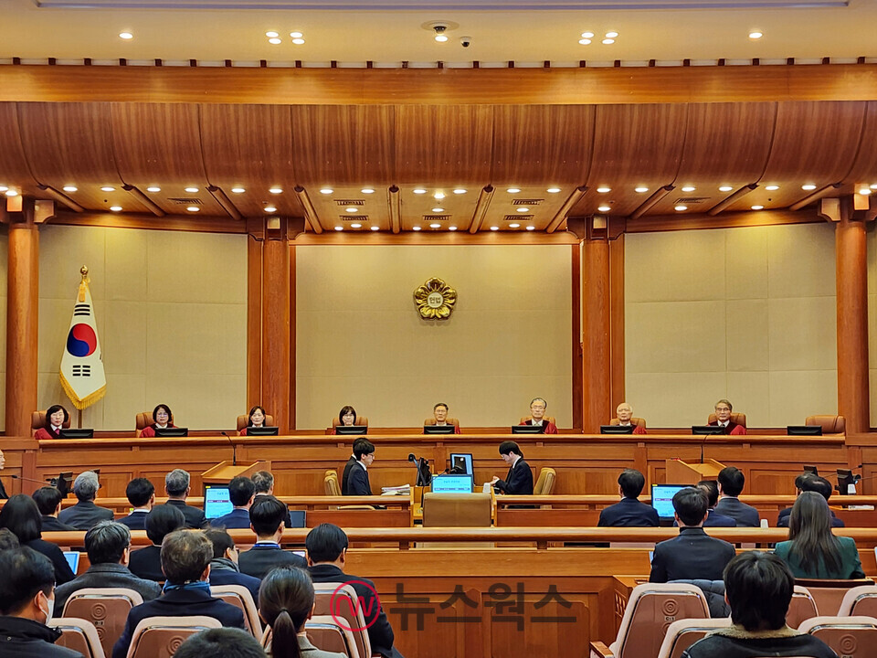 문형배 헌법재판소 권한대행 등 헌법재판관들이 13일 헌법재판소 대심판정에서 대통령 탄핵심판 8차 변론기일을 진행하고 있다. (사진=박광하 기자)