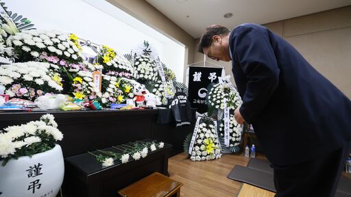 우원식 국회의장이 12일 대전 서구 건양대학교 장례식장에 차려진 대전 초등학생 고(故) 김하늘 양의 빈소를 찾아 조문하고 있다. (사진제공=국회사무처)