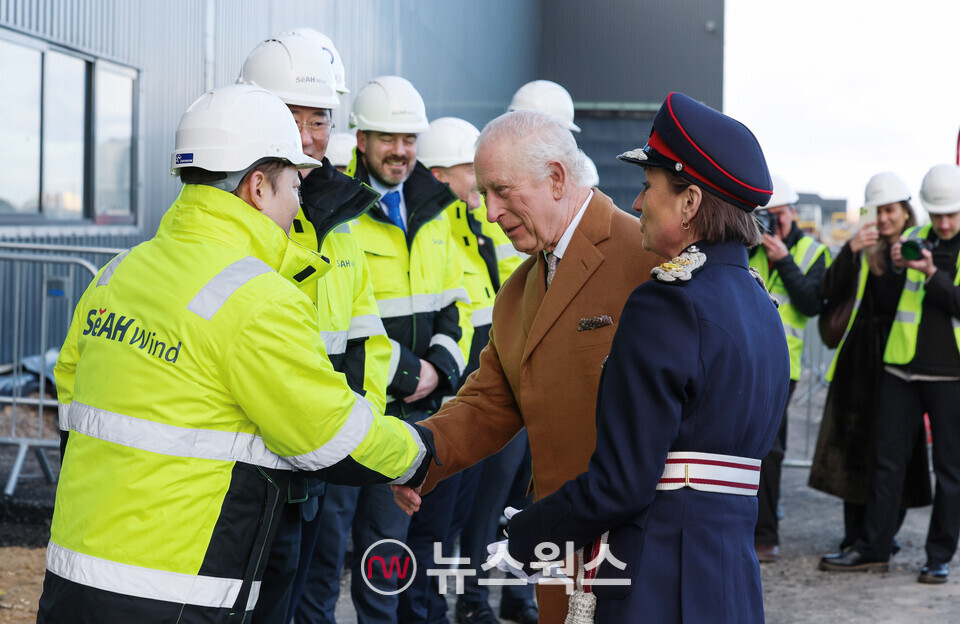 이주성(왼쪽)세아지강지주 사장, 손성활 세아윈드 대표가 찰스 3세 영국 국왕과 악수를 나누고 있다. (사진제공=세아제강지주)