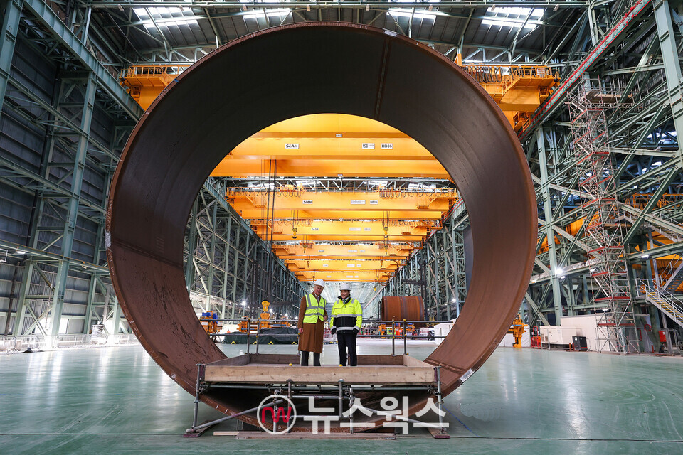 세아윈드에서 시험 생산된 직경 8미터 규모 대형 철강 캔에서 찰스 3세 영국 국왕과 이주성 세아제강지주 사장이 기념사진을 촬영하고 있다. (사진제공=세아제강지주)
