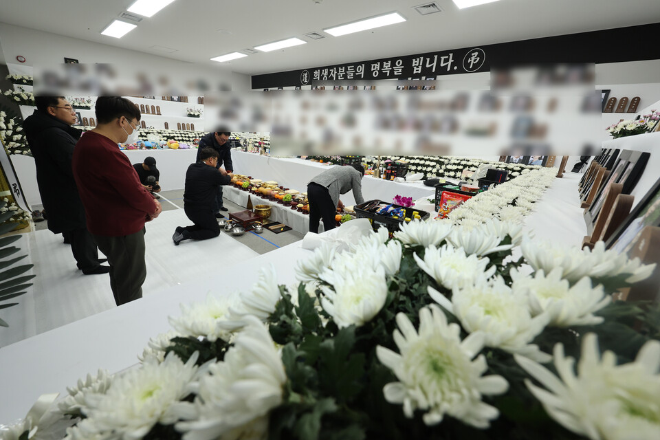 설날이던 지난달 29일 제주항공 여객기 참사 유가족들이 전남 무항공항 분향소에서 설 합동 차례를 지내고 있다. (사진=뉴스1)