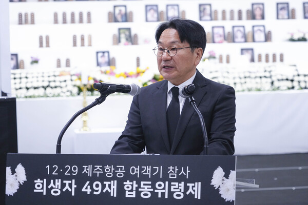 강기정 광주광역시장이 15일 오전 전남 무안국제공항 분향소 앞에서 열린 '2·29 제주항공 여객기 참사 희생자 49재 합동위령제'에 참석해 추모사를 하고 있다. (사진제공=광주광역시청)