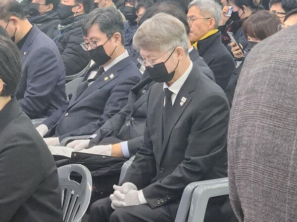 민형배 의원이 15일 오전 전남 무안국제공항 분향소 앞에서 열린 '12·29 제주항공 여객기 참사 희생자 49재 합동위령제'에 참석해 기도를 하고 있다. (출처=민형배 의원 페이스북)