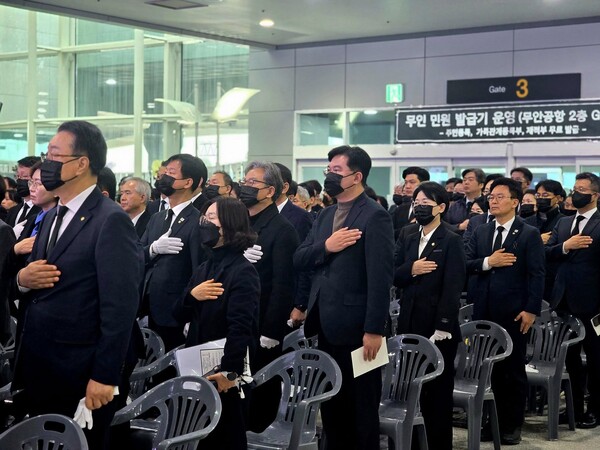 정준호 의원이 15일 오전 전남 무안국제공항 분향소 앞에서 열린 '12·29 제주항공 여객기 참사 희생자 49재 합동위령제'에 참석해 국기에 경례를 하고 있다. (출처=정준호 의원 페이스북)