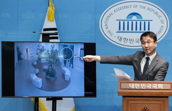 한병도 윤석열 정부의 비상계엄 선포를 통한 내란 혐의 진상규명 국정조사특별위원회 더불어민주당 간사를 비롯한 위원들이 전날 서울 여의도 국회 소통관에서 긴급 기자회견을 열고 비상계엄 선포 당시 국회 본관 일부 전력을 차단했다는 사실을 확인했다고 발표하고 있다. (사진=뉴스1)