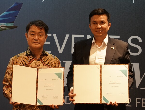 성영수(왼쪽) 하나카드 대표와 와밀단 싸니 가루인도네시아 대표가 지난 12일 가루다인도네시아 본사에서 열린 파트너십 체결식에서 기념 촬영을 하고 있다. (사진제공=하나카드)