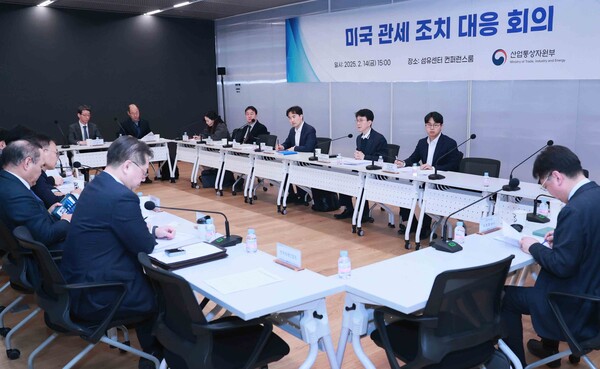 박종원 산업통상자원부 통상차관보가 지난 14일 서울 강남구 대치동 한국섬유센터 컨퍼런스룸에서 '미국 관세 조치 대응 회'를 주재하고 있다. (사진제공=산업통상자원부)