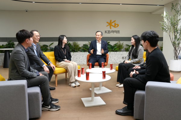 정문철(가운데) KB라이프 대표는 지난 13일 KB라이프타워에서 CEO 타운홀 미팅의 일환으로 우수 직원들과 함께 대화를 나누고 있다. (사진제공=KB라이프)