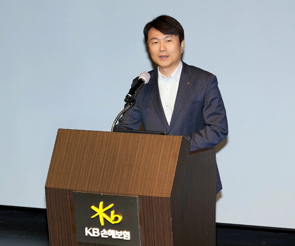 구본욱 KB손해보험 대표가 17일 서울 강남구 KB아트홀에서 열린 '고객 중심 경영 실천 다짐 발대식'에서 발표하고 있다. (사진제공=KB손해보험)