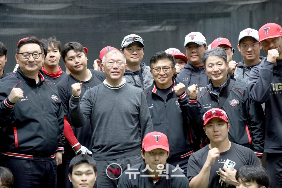 정의선 현대차그룹 회장과 기아 타이거즈 선수단이 기념 촬영을 하고 있다. (사진제공=현대차그룹)