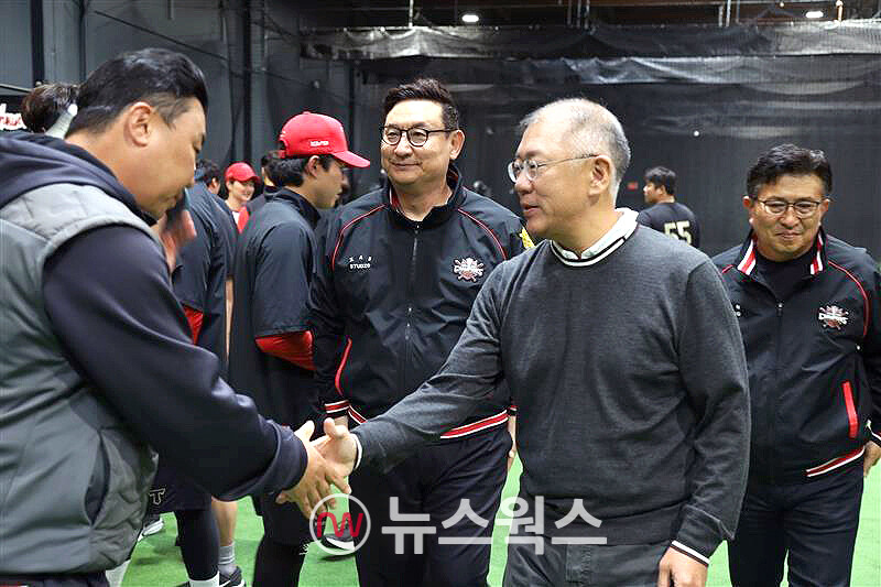 정의선 현대차그룹 회장이 이범호 기아 타이거즈 감독과 악수하고 있다. (사진제공=현대차그룹)