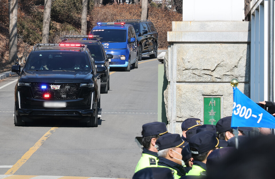 지난달 23일 오후 경기도 의왕시 서울구치소에서 윤석열 대통령이 탄 법무부 호송차량이 대통령경호처 경호를 받으며 헌법재판소로 출발하고 있다. (사진=뉴스1)